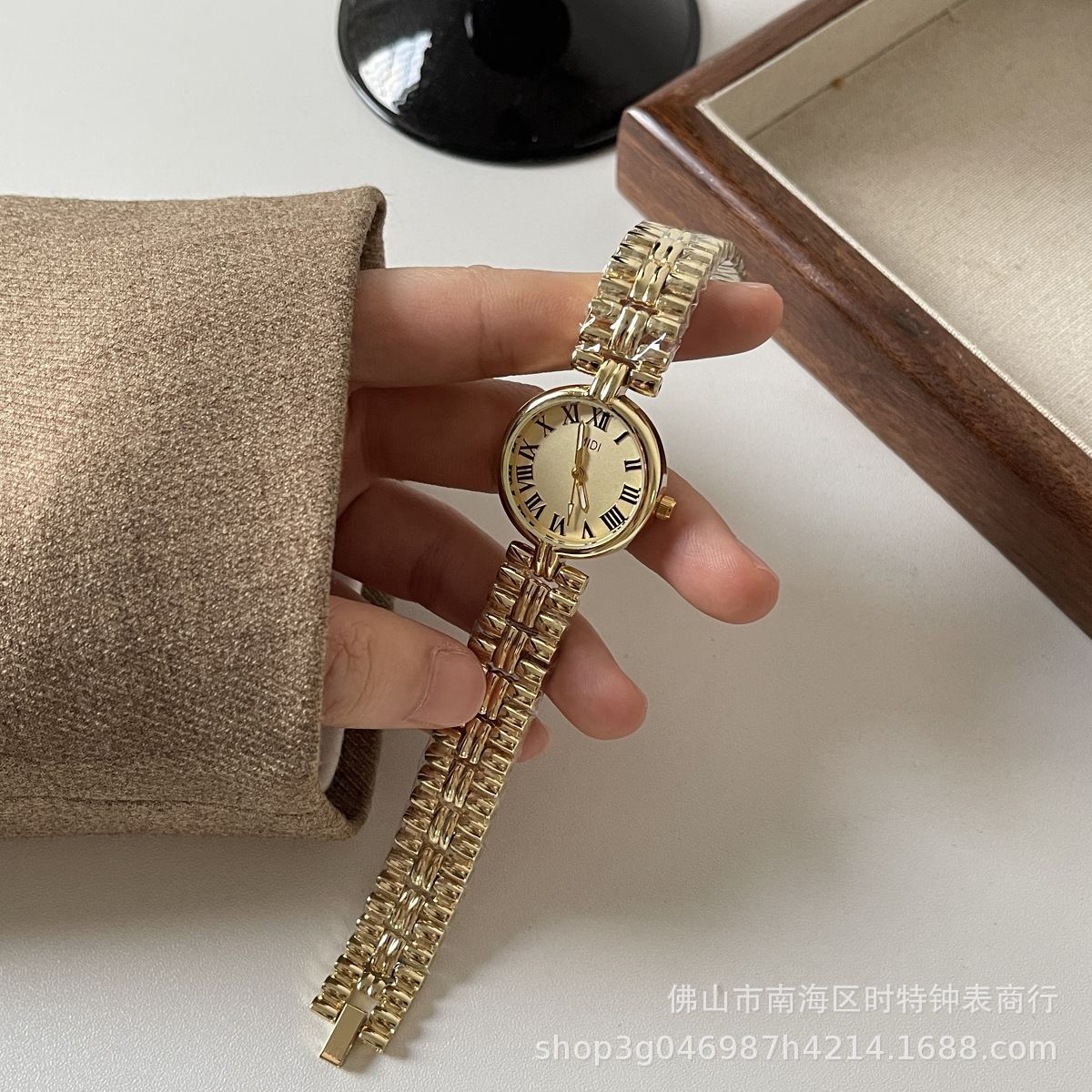 Internet Celebrity Middle Ages vintage Vintage Chain Watch for Women, Light Luxury, Mother-of-Pearl, High Aesthetic, Fashionable, Elegant, Live Streaming, Cross-Border