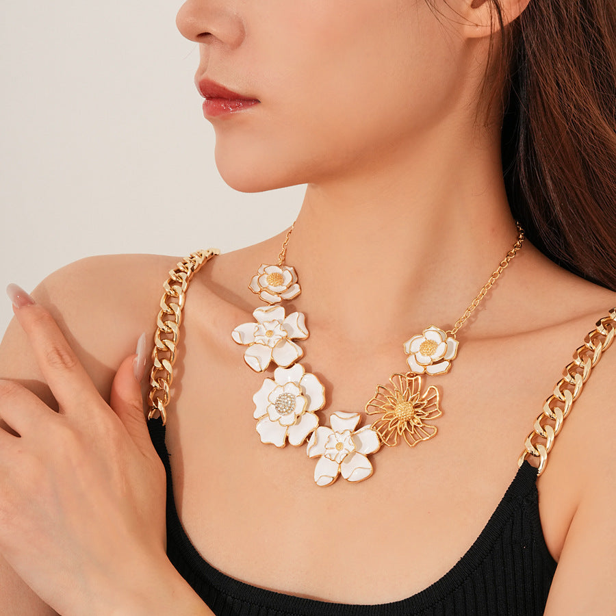 Medieval vintage Oil Drip Flower Necklace Vintage Court Style Fashion Versatile Collarbone Chain Exquisite Versatile Jewelry