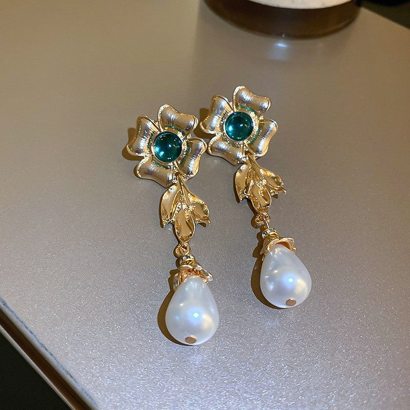 Medieval vintage Silver Needle Stud Earrings Elegant Light Luxury Palace Style Pearl Earrings Versatile High-end Vintage Earrings
