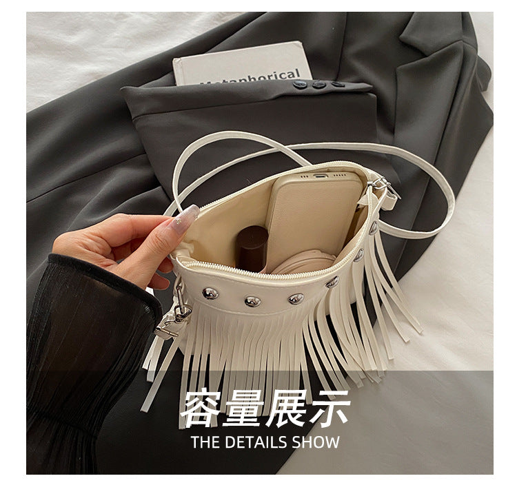 French retro tassel commuter bucket bag for women2025Summer new cross-border style soft shoulder crossbody tassel bag