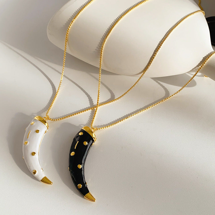 Medieval vintage Oil Drip Ox Horn Pendant Necklace Fashion Versatile Collarbone Chain Unique Design Sense Accessory