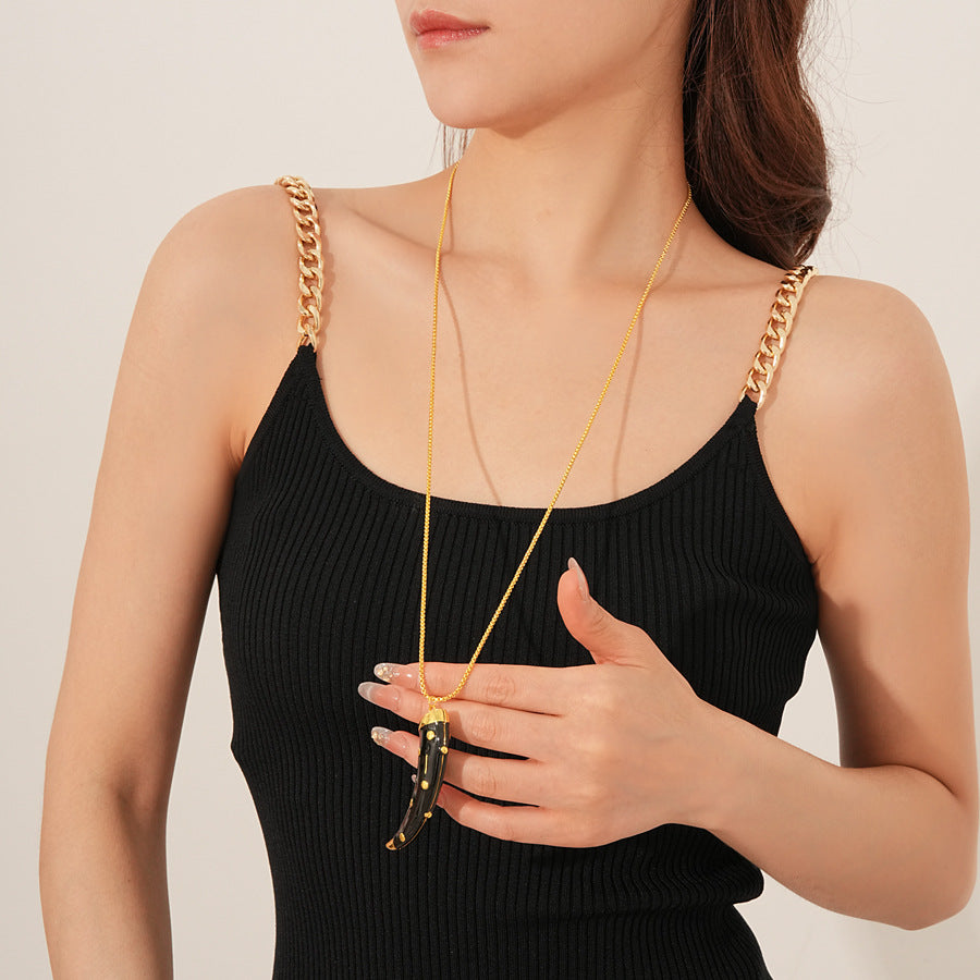 Medieval vintage Oil Drip Ox Horn Pendant Necklace Fashion Versatile Collarbone Chain Unique Design Sense Accessory