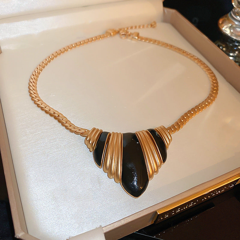 Medieval vintage Light Luxury Necklace Palace Style Heavy Craft Inlaid Diamond Water Drop Collarbone Chain High-end Vintage Necklace for Women