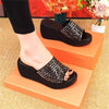 坡跟凉拖鞋女夏季2025新款松糕时尚女拖鞋外穿满钻厚底高跟一字托
