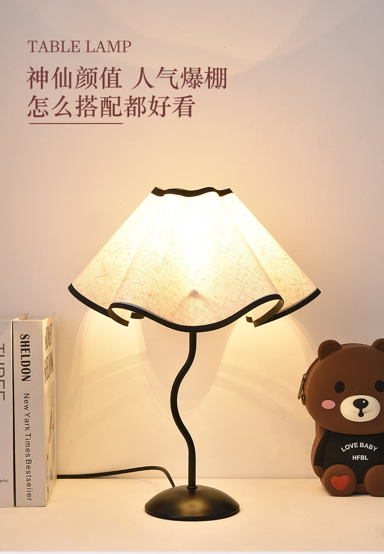 现代简约台灯卧室床头灯ins创意花瓣复古台灯民宿样板间装饰夜灯