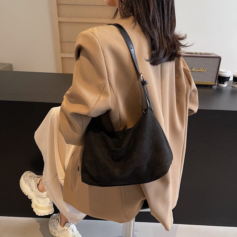 麂皮绒包包女大容量2024新款秋冬休闲单肩斜挎包高级感通勤饺子包