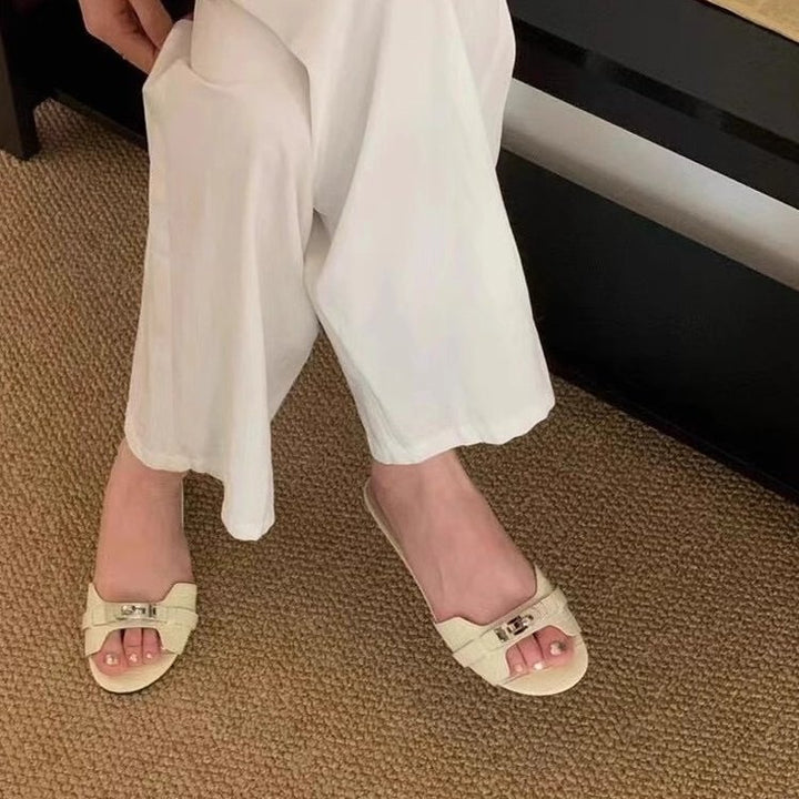 小金扣鳄鱼纹法式露趾平底一字拖鞋女2026新款凉拖软底沙滩半拖鞋