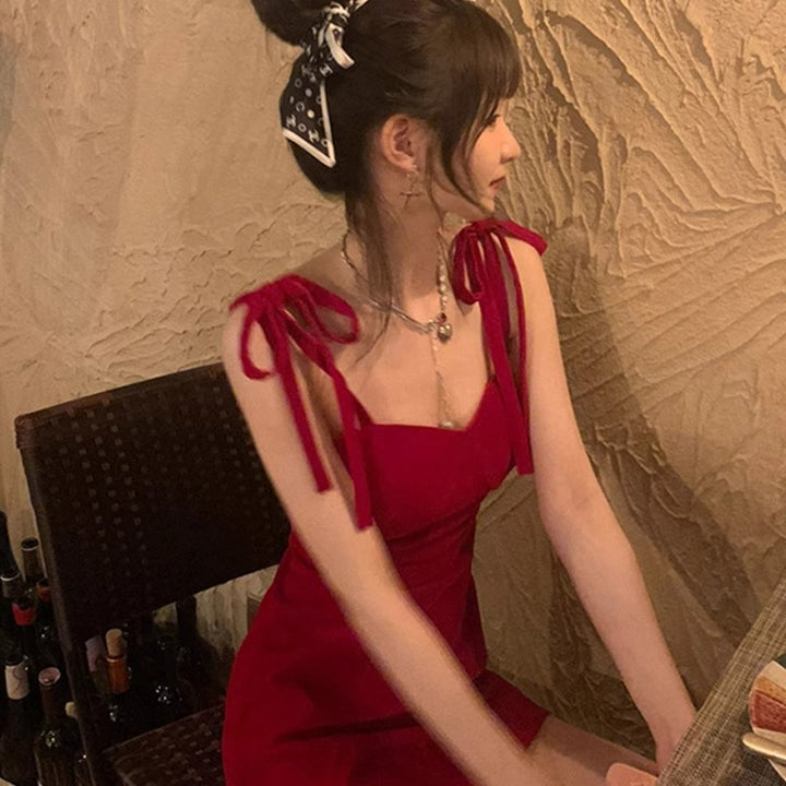 红色吊带裙女法式新款夏季短款连衣裙高级感小香风气质辣妹A字裙