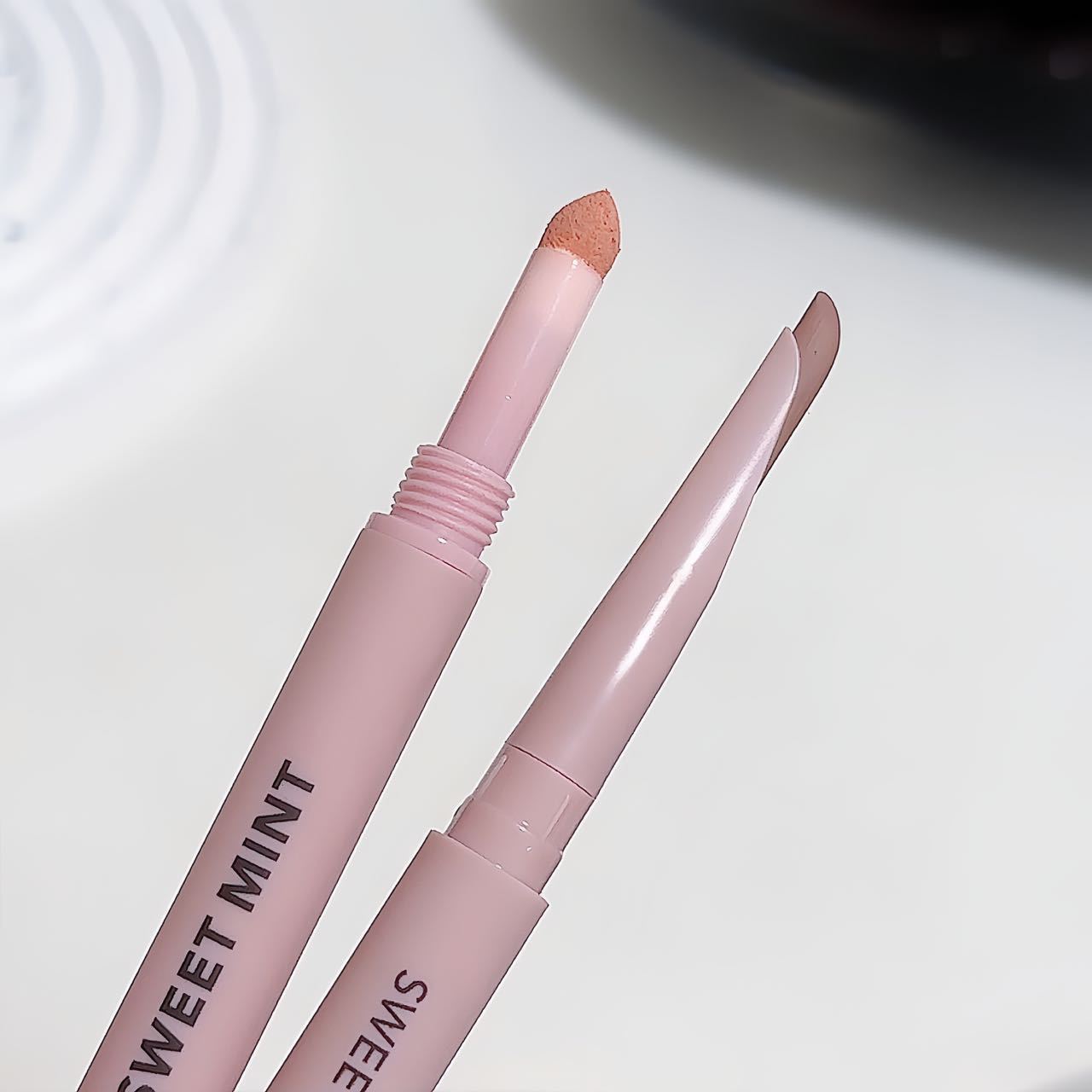 sweet mint Crescent Double-Ended Eyeliner Pen Pearlescent Fine Shimmer Lower Shadow Contour Highlight Brightening1434