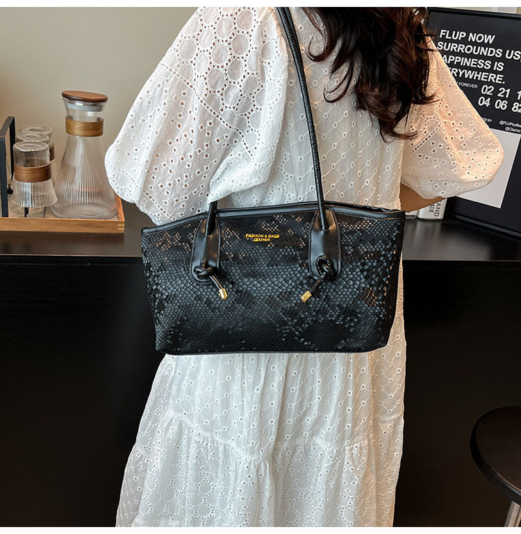 High-end stylish large-capacity women's bag2025New Spring and Summer Niche Single Shoulder Underarm Bag for Work and Commuting