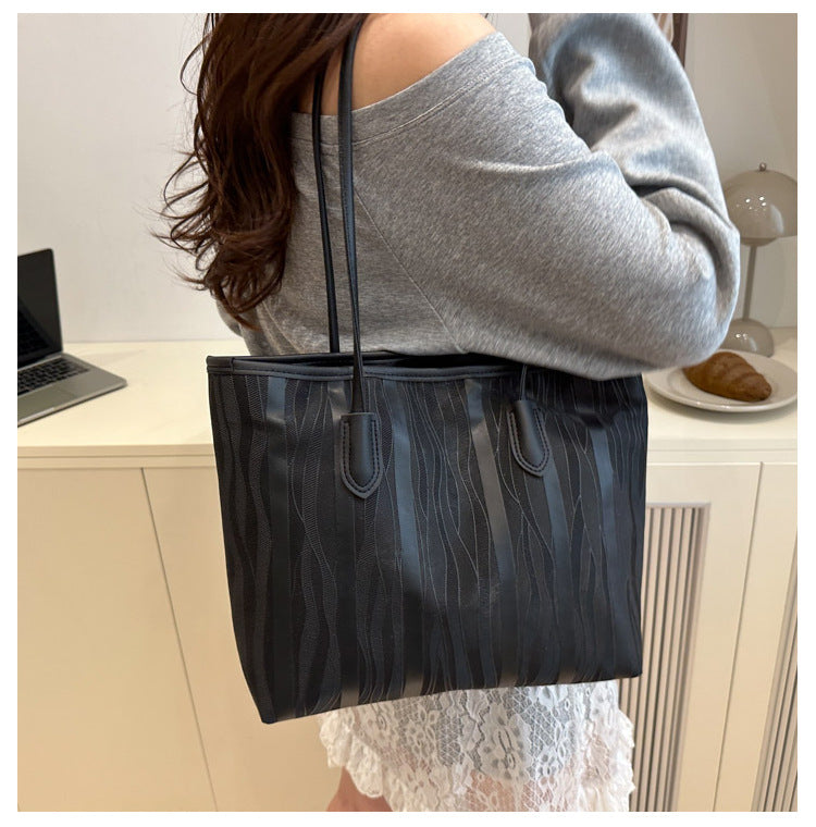 Casual Patchwork Fashion Large Capacity Pendant2025Spring New Fashion Commuting Texture Casual Shoulder Tote Bag for Women
