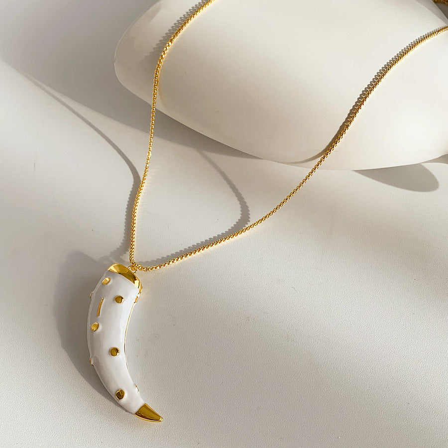 Medieval vintage Oil Drip Ox Horn Pendant Necklace Fashion Versatile Collarbone Chain Unique Design Sense Accessory