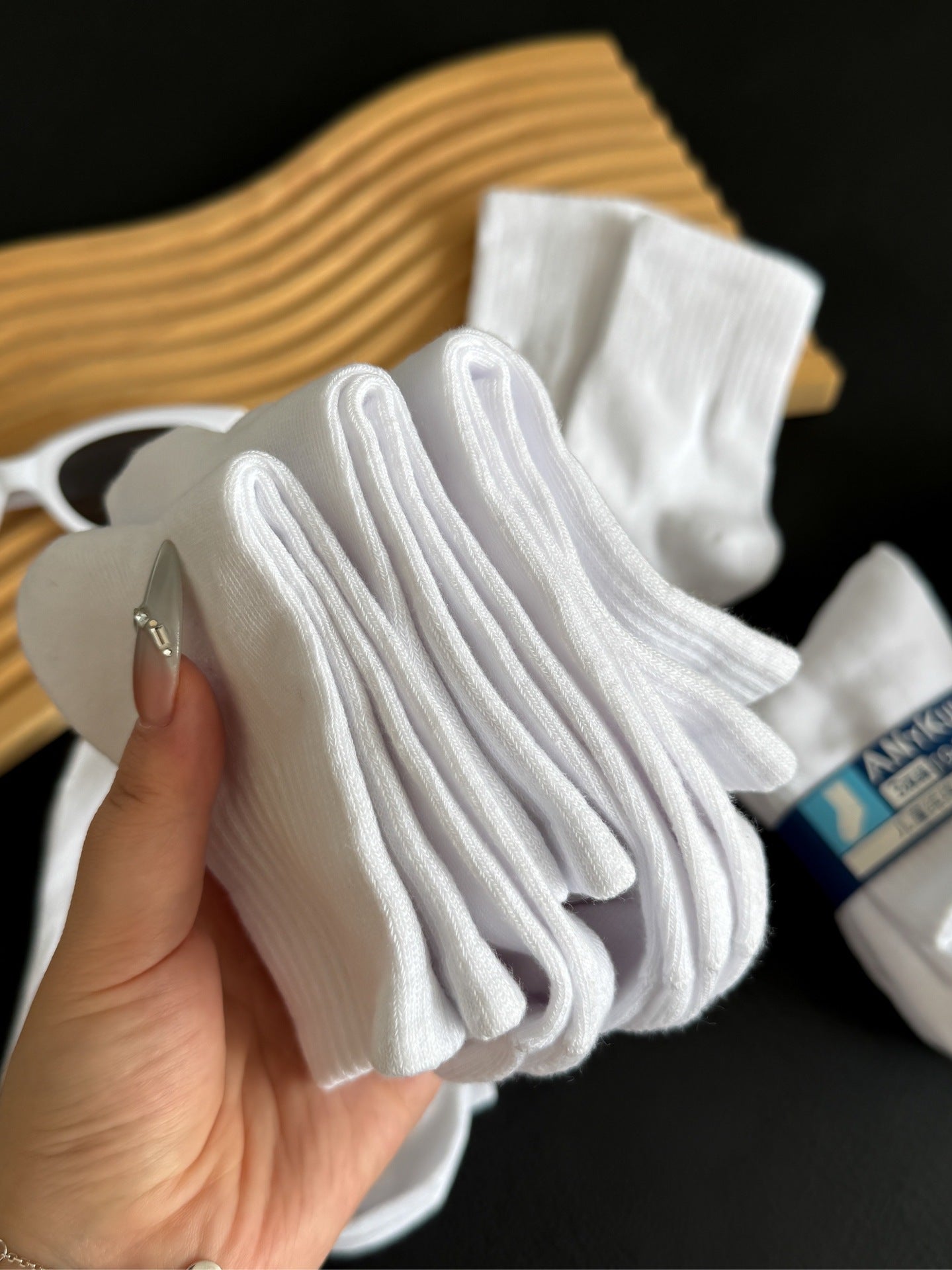 Children's Mid-Calf White Socks Moisture-Wicking Breathable Simple Sports Socks for Boys and Girls Comfortable and Durable White Socks http://detail.1688.com/offer/969182966859.html
