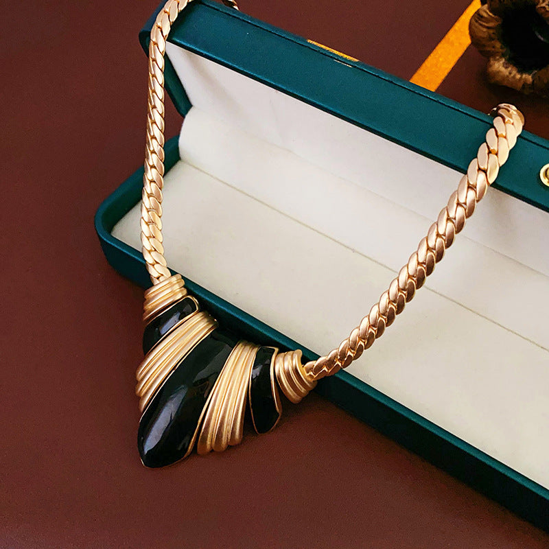 Medieval vintage Necklace French Retro Oil Drop Geometric Metal Necklace Light Luxury High-end Sense Women's Wholesale