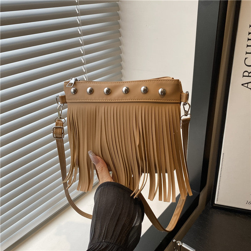 French retro tassel commuter bucket bag for women2025Summer new cross-border style soft shoulder crossbody tassel bag