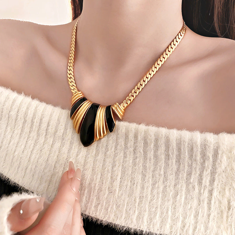 Medieval vintage Necklace French Retro Oil Drop Geometric Metal Necklace Light Luxury High-end Sense Women's Wholesale