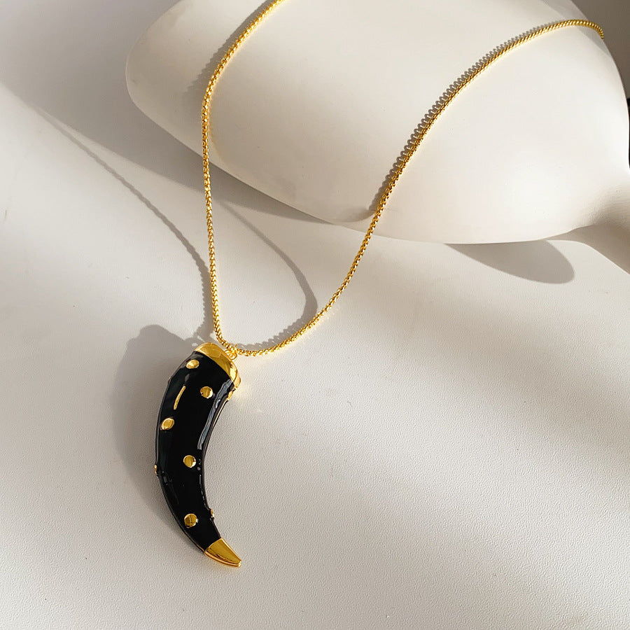 Medieval vintage Oil Drip Ox Horn Pendant Necklace Fashion Versatile Collarbone Chain Unique Design Sense Accessory