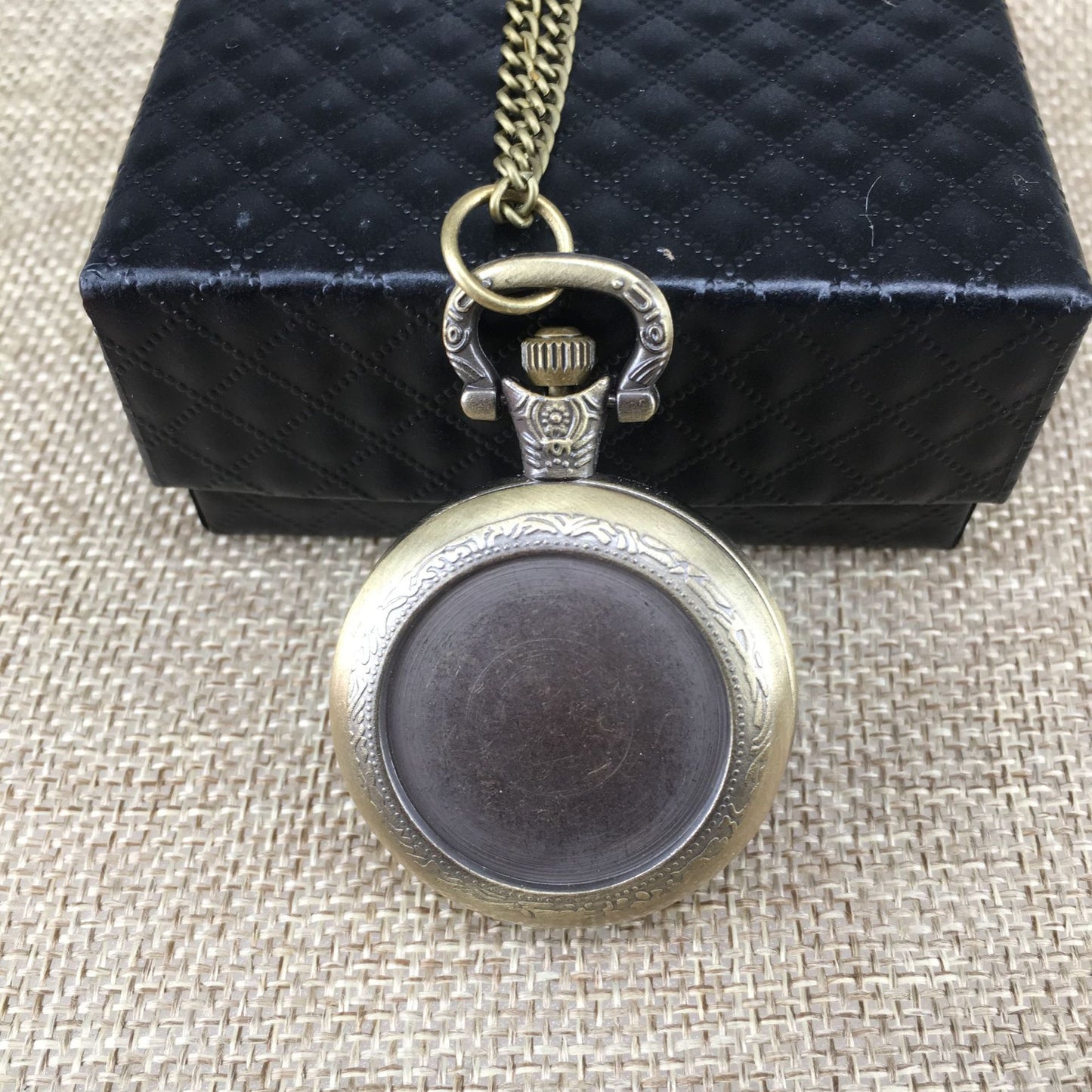 In Stock Fast Delivery Medium Size Sticker Flip Cover Retro Pocket Watch Children's Watch DIY Necklace Watch Student Watch Wholesale with Pictures