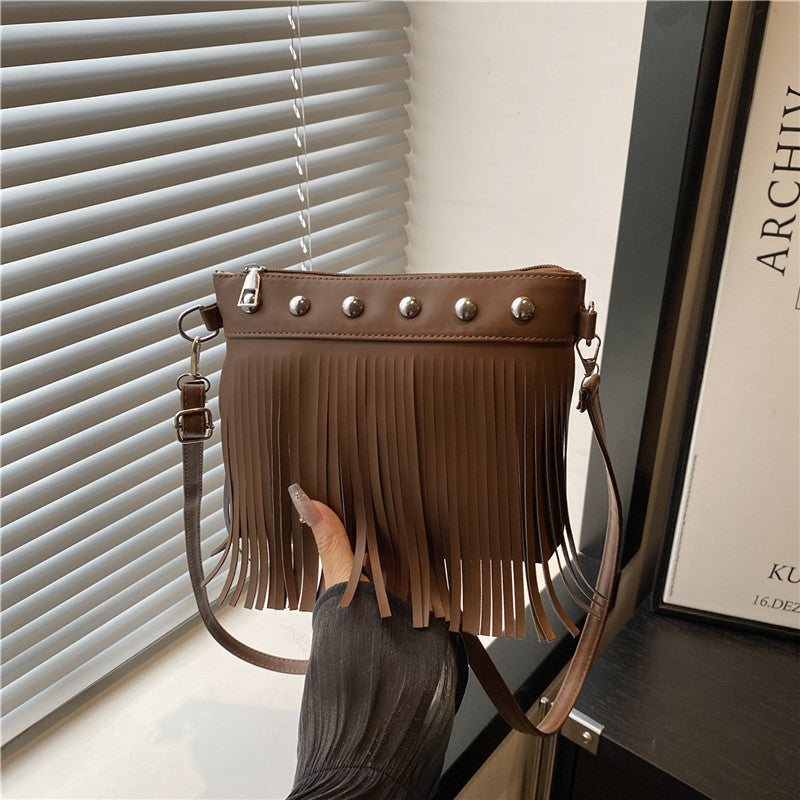 French retro tassel commuter bucket bag for women2025Summer new cross-border style soft shoulder crossbody tassel bag