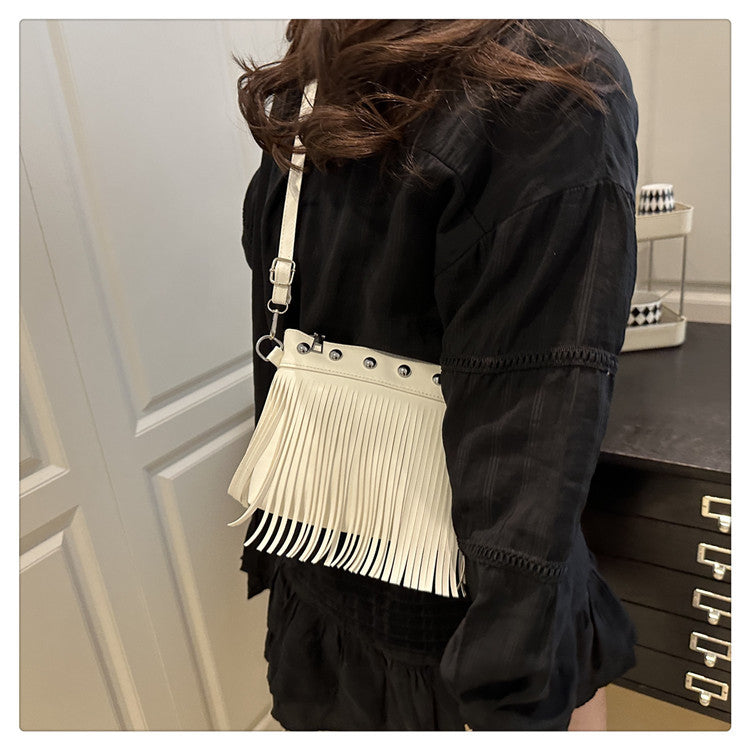 French retro tassel commuter bucket bag for women2025Summer new cross-border style soft shoulder crossbody tassel bag