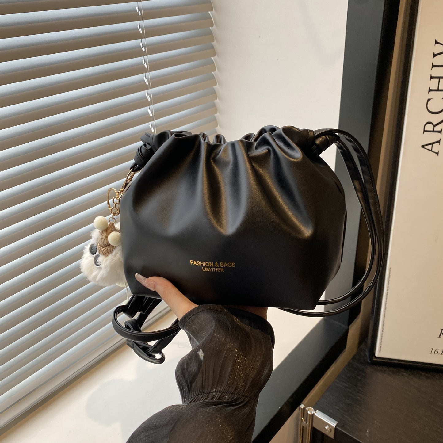 This year's trendy casual fashion elegant women's bag2025New versatile trendy single-shoulder bag with a high-end feel bucket bag