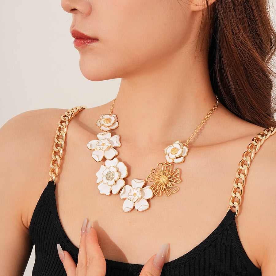 Medieval vintage Oil Drip Flower Necklace Vintage Court Style Fashion Versatile Collarbone Chain Exquisite Versatile Jewelry