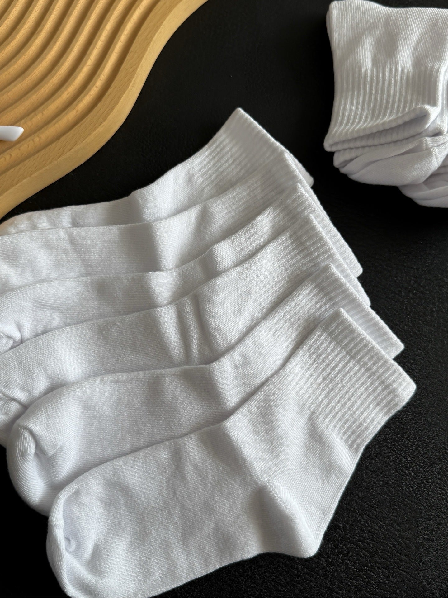Children's Mid-Calf White Socks Moisture-Wicking Breathable Simple Sports Socks for Boys and Girls Comfortable and Durable White Socks http://detail.1688.com/offer/969182966859.html
