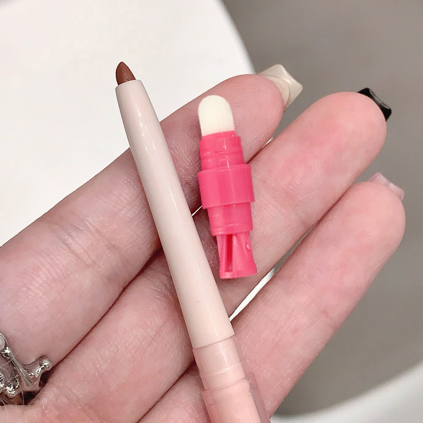 kakashow Mist Feel Puff Lip Liner Delicate Soft Mist Silky Smooth Outline Lip Shape Natural Color with Lip Brush c440